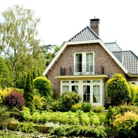 Landelijk woonhuis met balkon